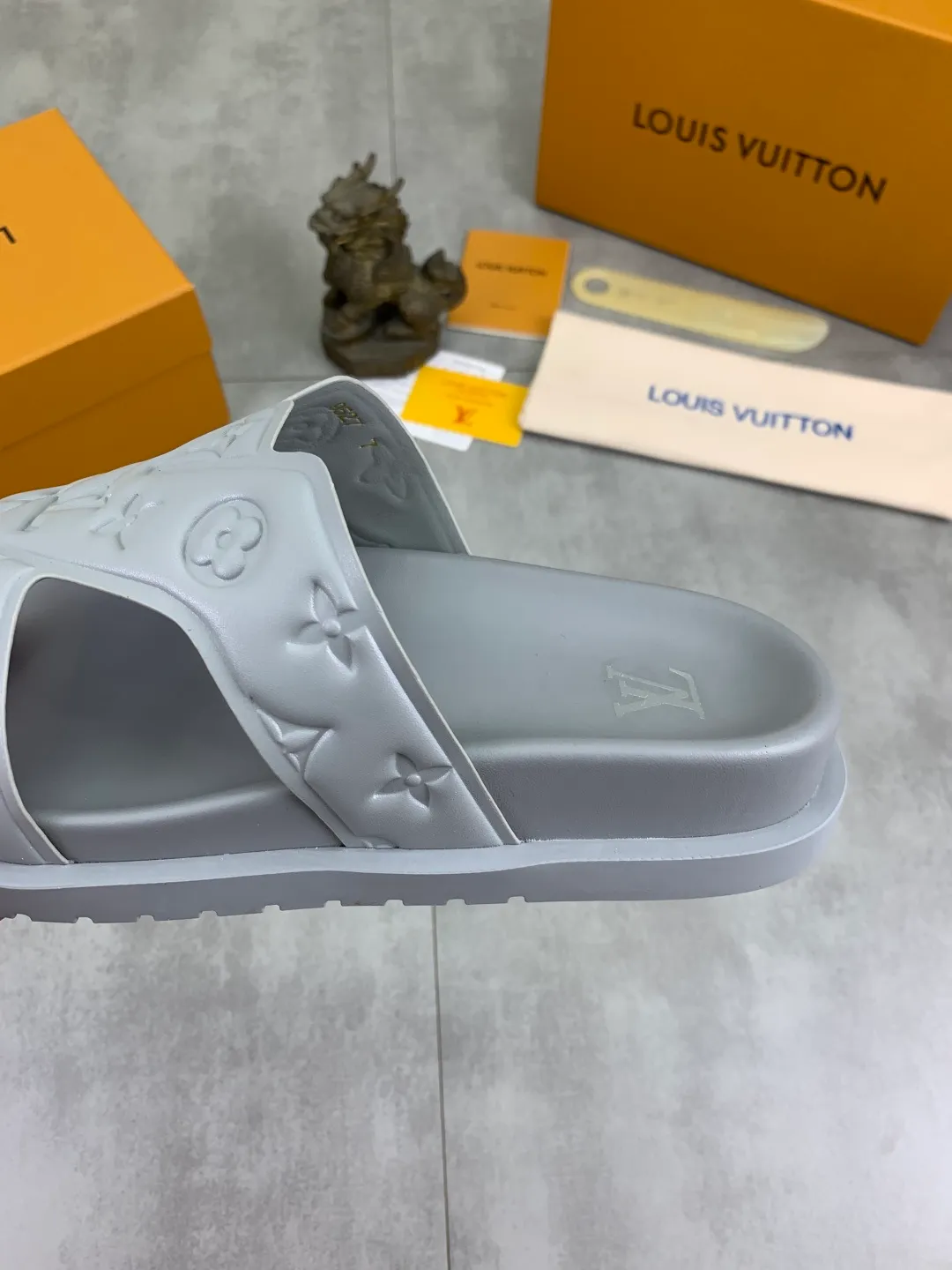 Men's shoes 💰P320💰【New style】🆘 Original quality 【LOUIS VUITTON】The popular Louis Vuitton LV men's slippers on the official website are on sale simultaneously! Original fabric imported from Italy, original factory special supply, code number: 38-44 (45 customized), many colors available
